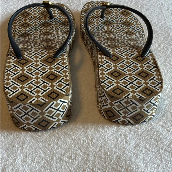 Tory Burch Navy and Brown geometric pattern wedge Flip Flops sandals - Picture 4 of 10